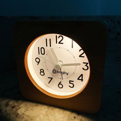 Despertador silencioso de madera Bagby FARMHOUSE con luz nocturna