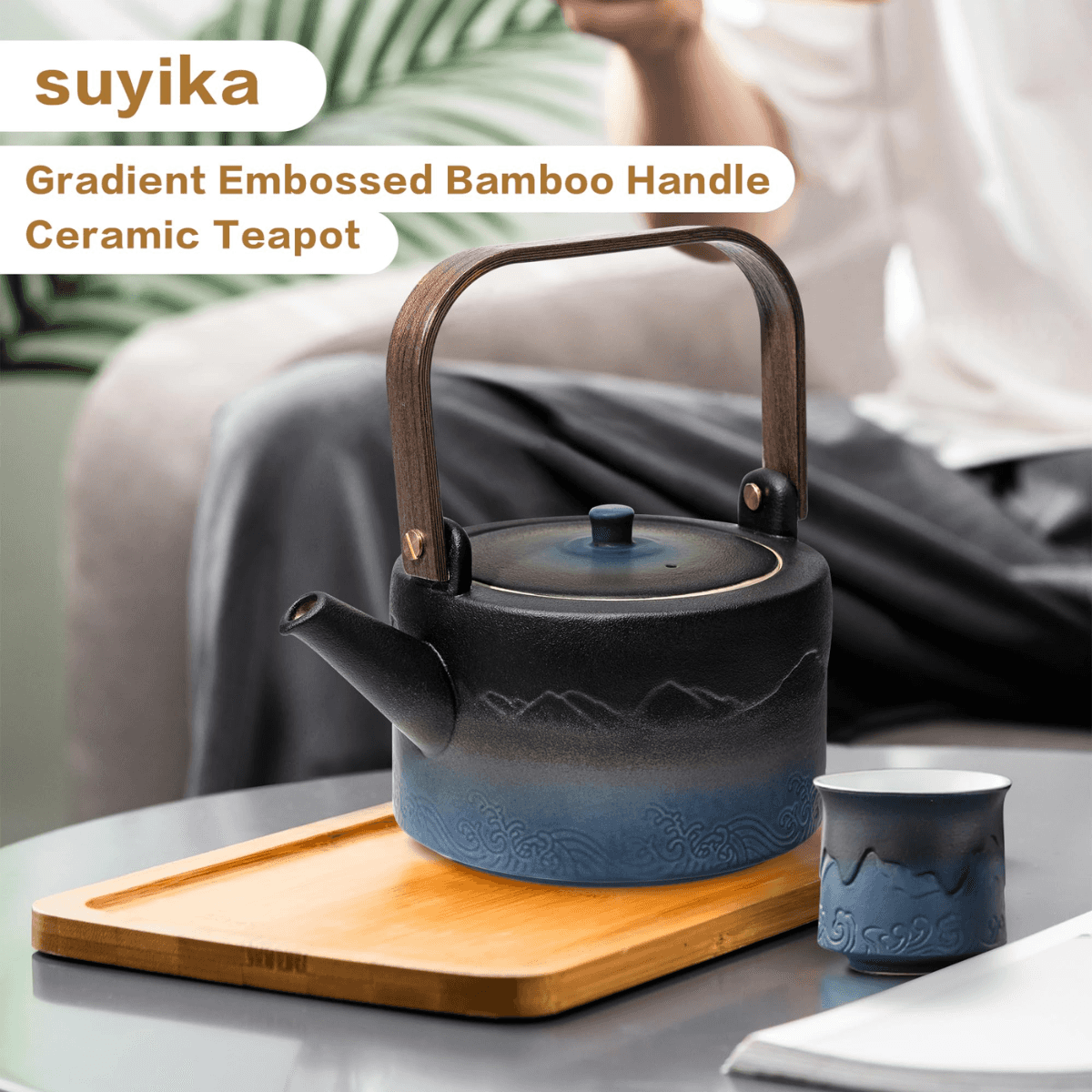 Gradient embossed bamboo handle ceramic teapot with a matching cup on a wooden tray, brand 'suyika' displayed.