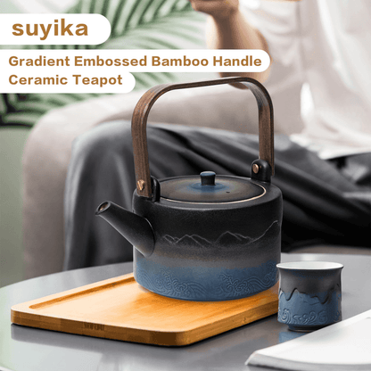 Gradient embossed bamboo handle ceramic teapot with a matching cup on a wooden tray, brand 'suyika' displayed.